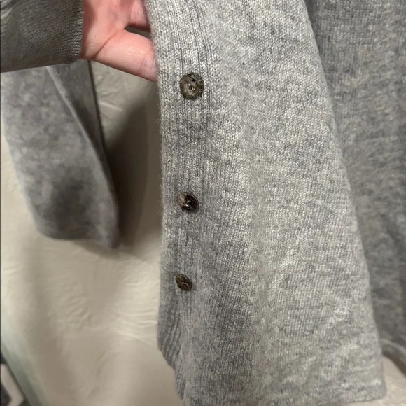 J. McLaughlin 100% Cashmere Gray Sweater With Accent Buttons Size Large Size Lg - Picture 4 of 5